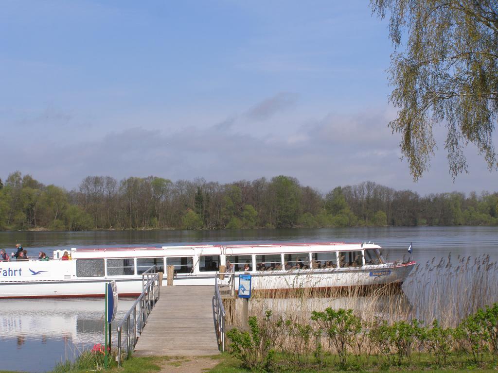 Hotel Faehrhaus Niederkleveez Bosdorf  Exterior photo